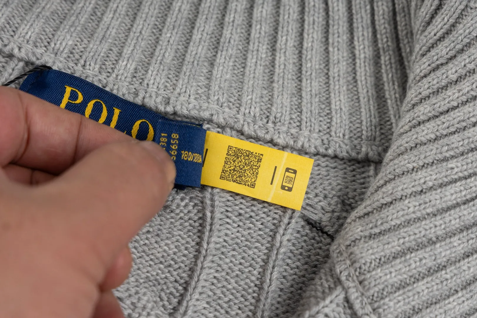 P260 #R98 RALPH LAUREN Ralph Lauren nine-color classic small label embroidery logo full zipper knitted cable cardigan sweater, high-density LOGO embroidery on the chest, original customization of tag accessories. Made of pure cotton yarn, pure cotton is skin-friendly and comfortable, small label war horse embroidered twist zipper cardigan sweater 🐎 high quality, follow the blogger to learn how to wear it! Let’s buy a Ralph Lauren cable sweater. It’s a super hard-to-find series after it became popular. It’s hard to find one on the official website. It’s simple and practical to wear, with a lazy and loose feel. The thickened fabric has more texture, feels soft and delicate, and has a loose fit. Whether worn alone or layered, you can wear different styles of fashion with just one piece!   Size：XS S M L